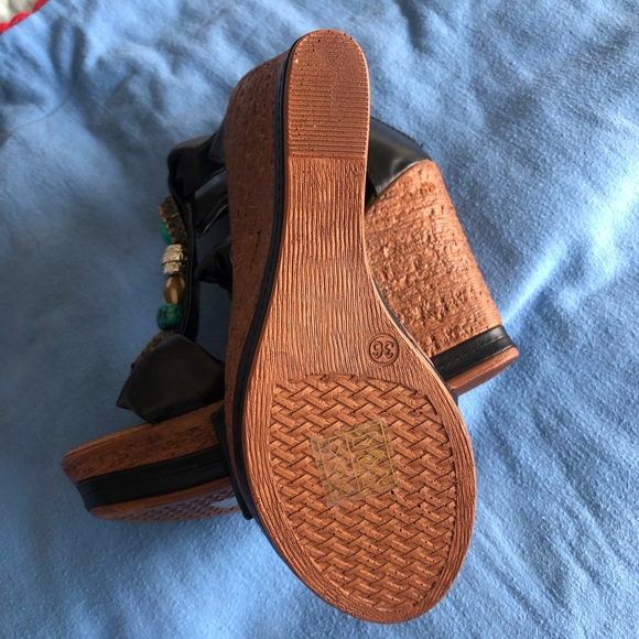 Shoes CLEARING OUT - Picture 3 of 6